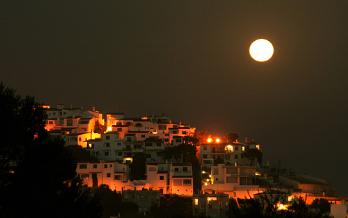 L'Escala by night